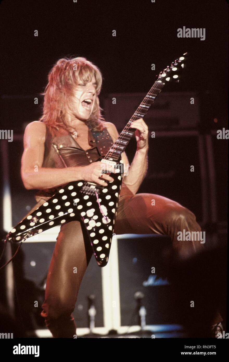 El guitarrista Randy Rhoads se muestra en el escenario durante la  realización de un Ozzy Osbourne concierto 'live' apariencia Fotografía de  stock - Alamy