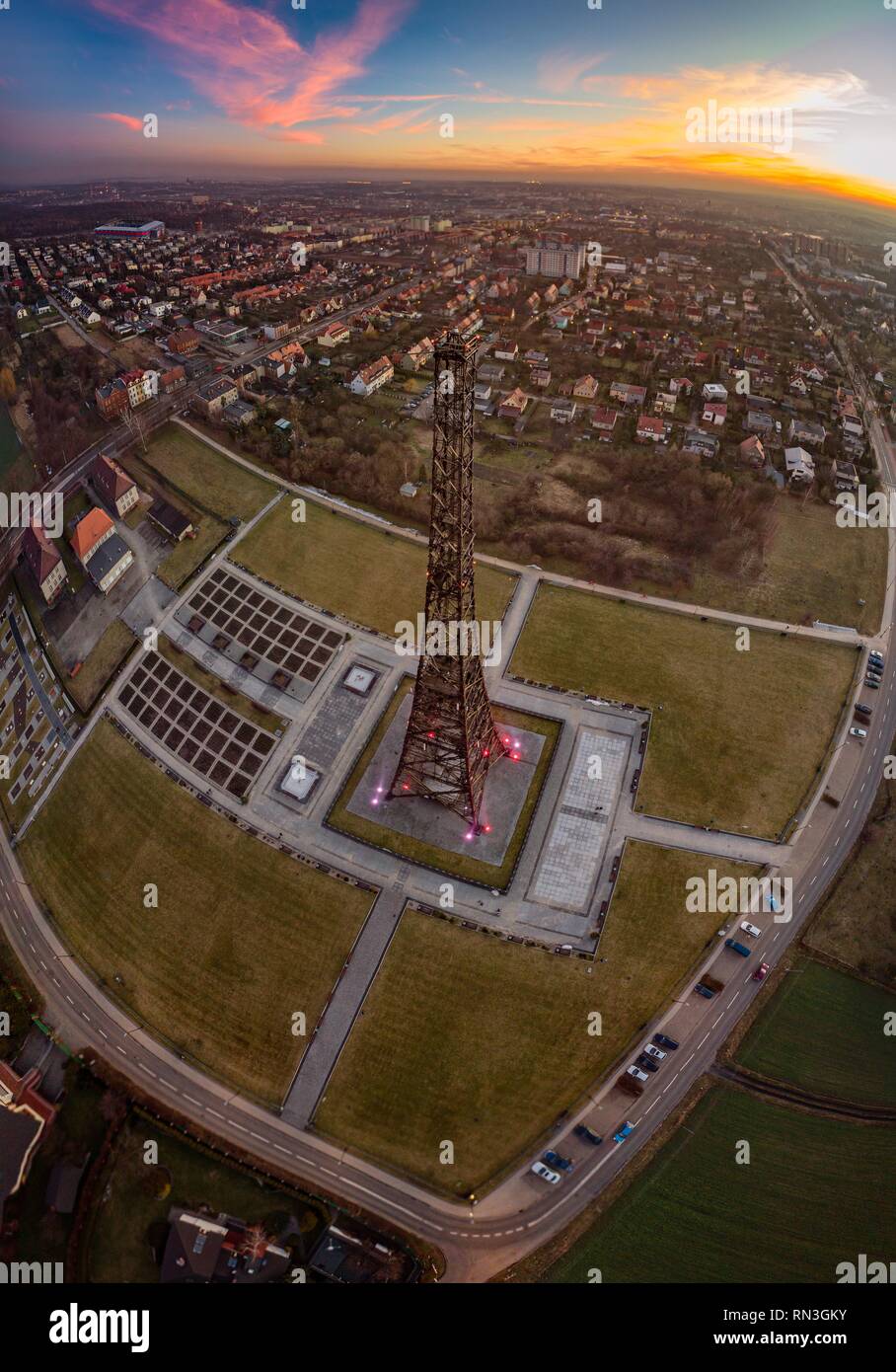 Torre de radio de madera de Gliwice, en Silesia, Polonia. La torre es la  más alta estructura de madera en Europa Fotografía de stock - Alamy