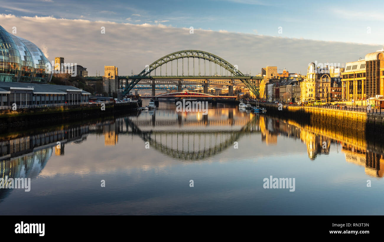 En Newcastle, Inglaterra, Reino Unido - Febrero 5, 2019: el amanecer ilumina el Sage Gateshead, icónico y puentes Tyne Newcastle Quayside, sobre el río Tyne. Foto de stock