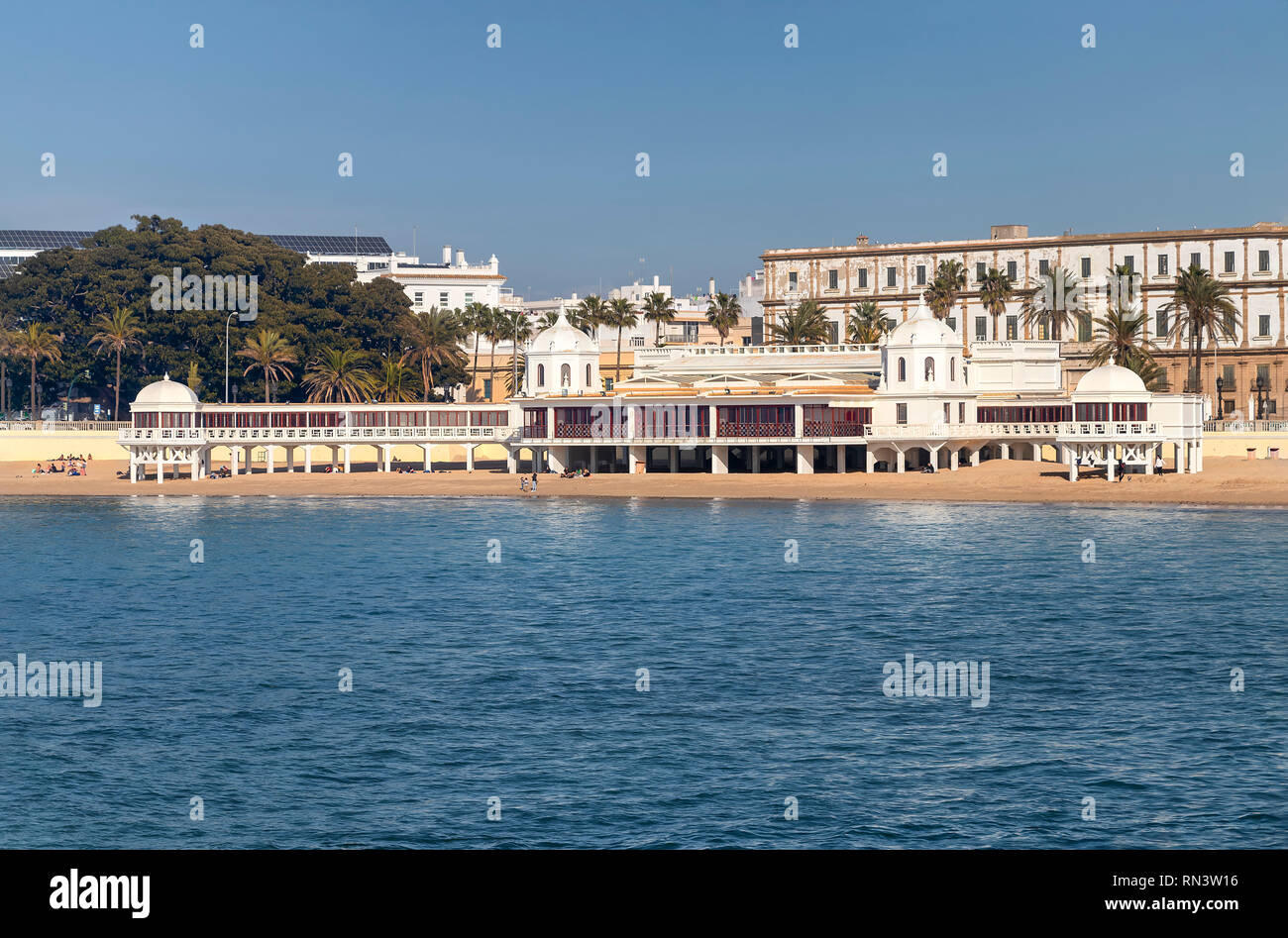 Vista de la playa la caleta con la antigua casa de baños en la ciudad  española de Cádiz Fotografía de stock - Alamy