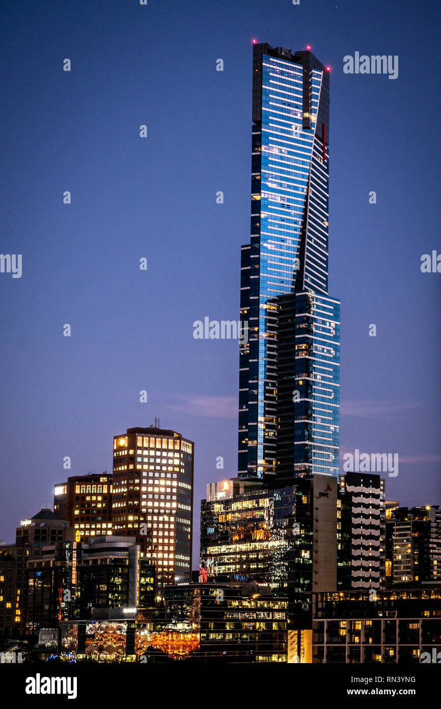 El 2 de enero de 2019, Melbourne, Australia : visión vertical de la torre Eureka Edificio de noche un rascacielos residencial en Melbourne Australia Foto de stock