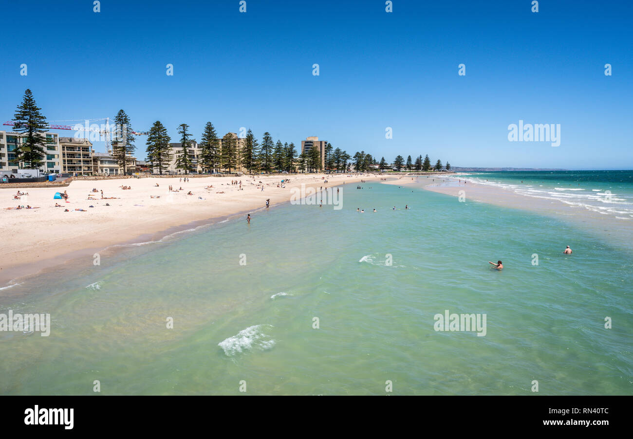 Vista lejana de la playa de Glenelg en Adelaida suburbio caliente en un día soleado de verano en el sur de Australia Foto de stock