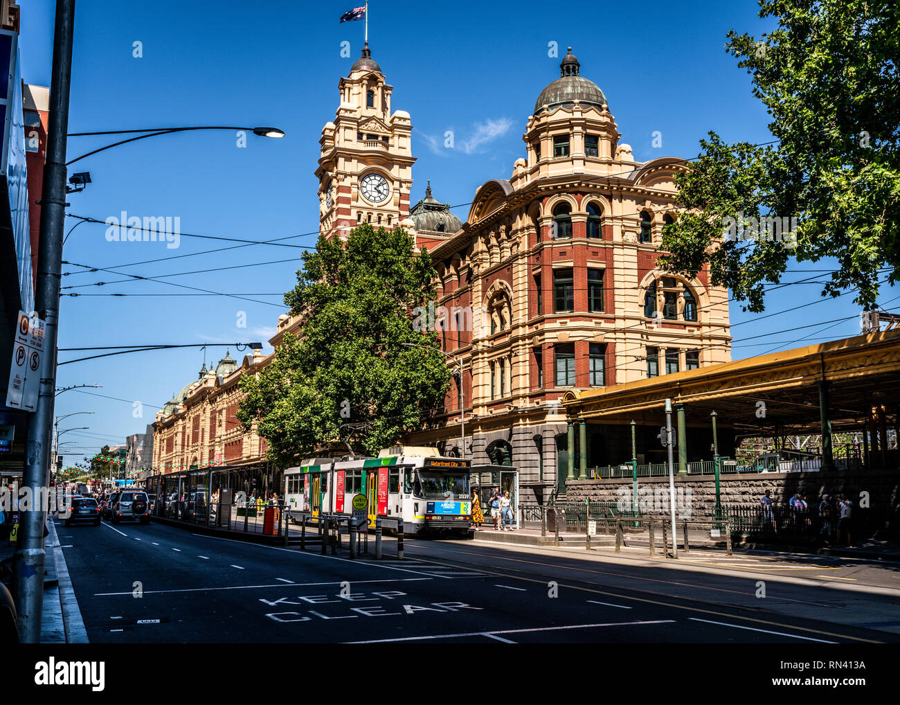 El 2 de enero de 2019, Melbourne, Australia : vista panorámica del edificio de la estación de tren de Flinders Street y la torre del reloj desde el oeste y Flinders Street View Foto de stock