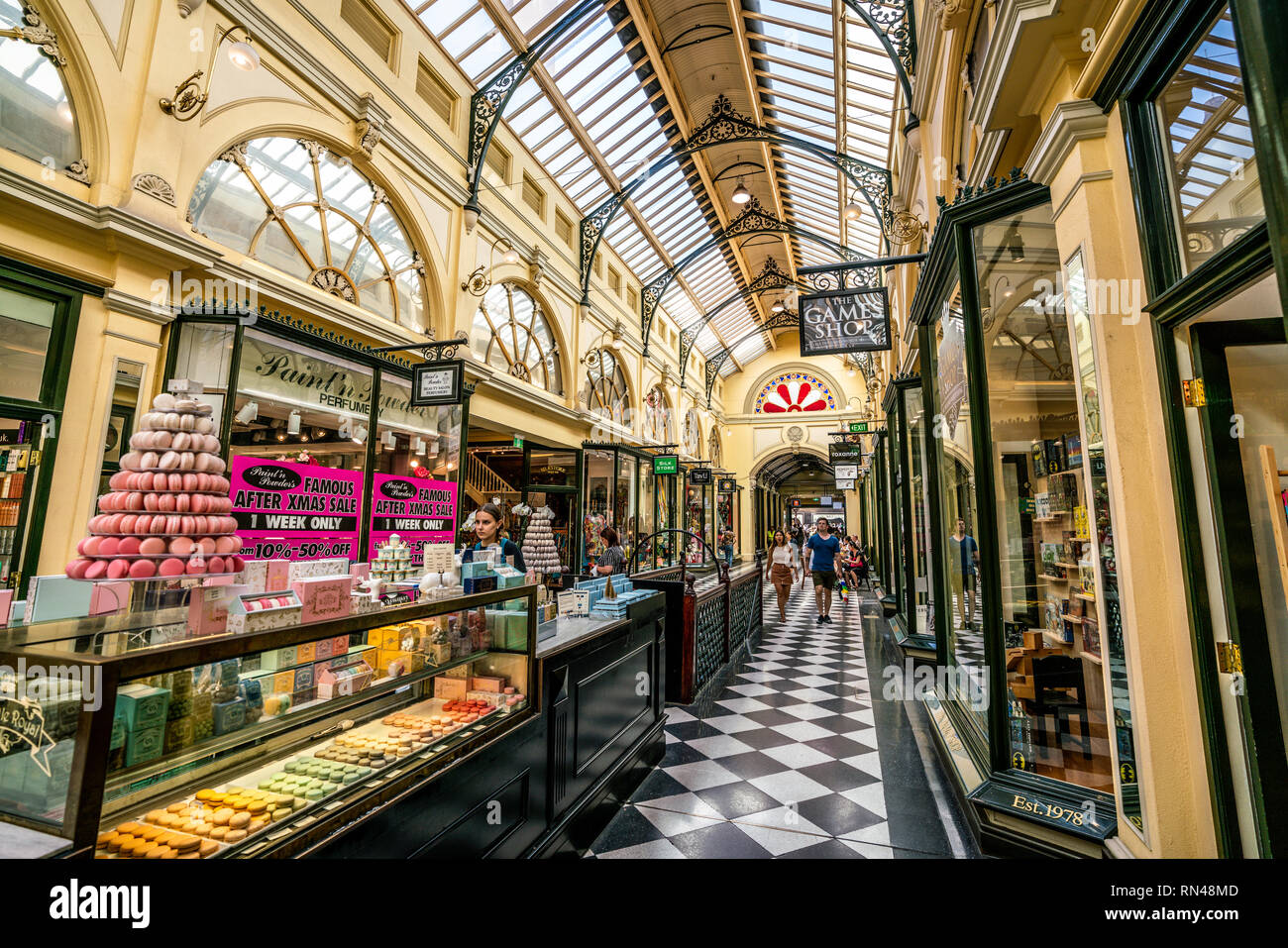 El 3 de enero de 2019, Melbourne, Australia : vista interior de la Royal Arcade con Macaron tienda en Melbourne Australia Foto de stock