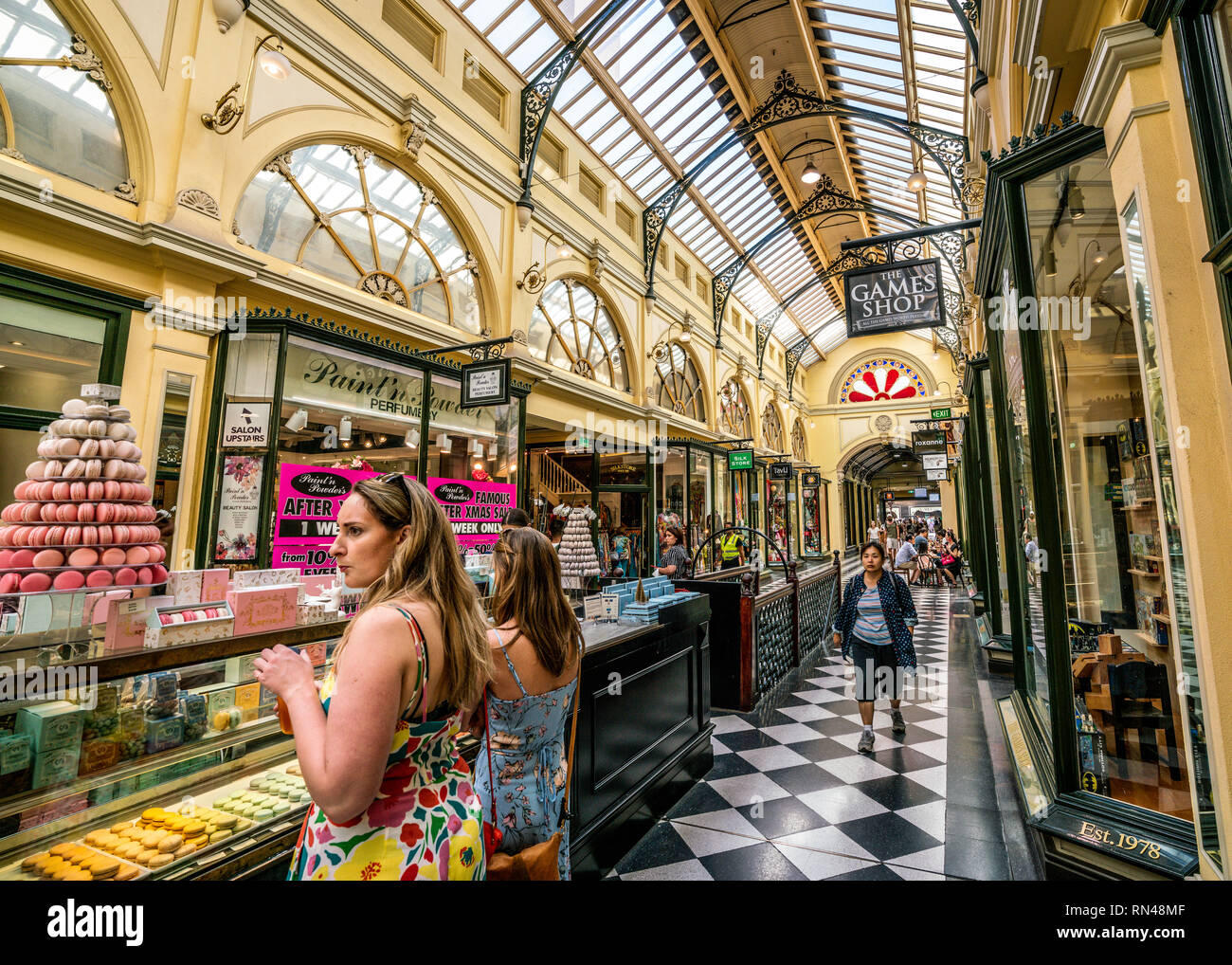 El 3 de enero de 2019, Melbourne, Australia : gente comprando Macaron dentro de Royal Arcade en Melbourne Australia Foto de stock