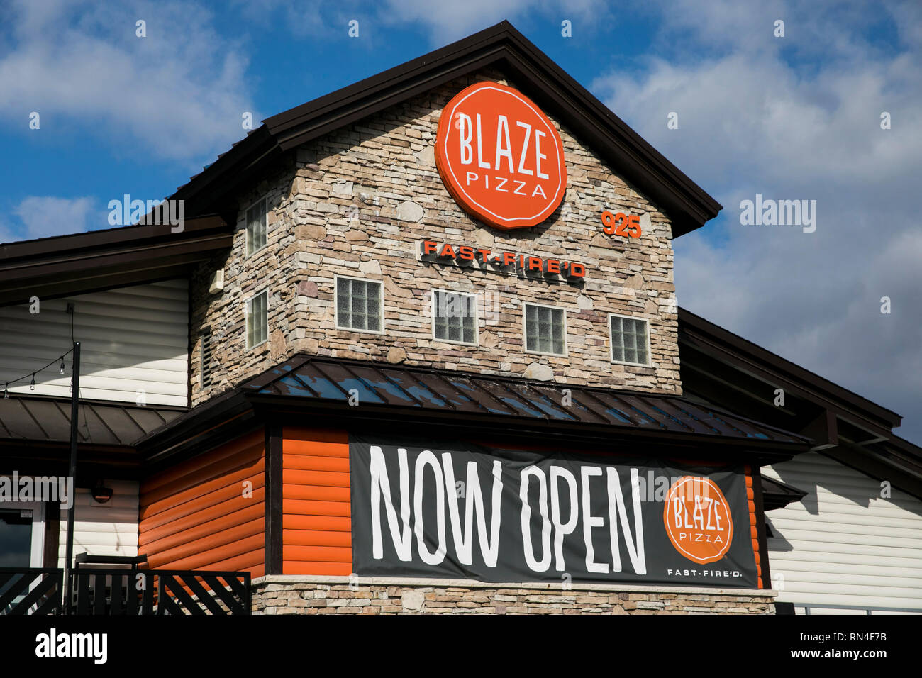 Un logotipo firmar fuera de un restaurante de Pizza Blaze ubicación en Martinsburg, West Virginia el 13 de febrero de 2019. Foto de stock