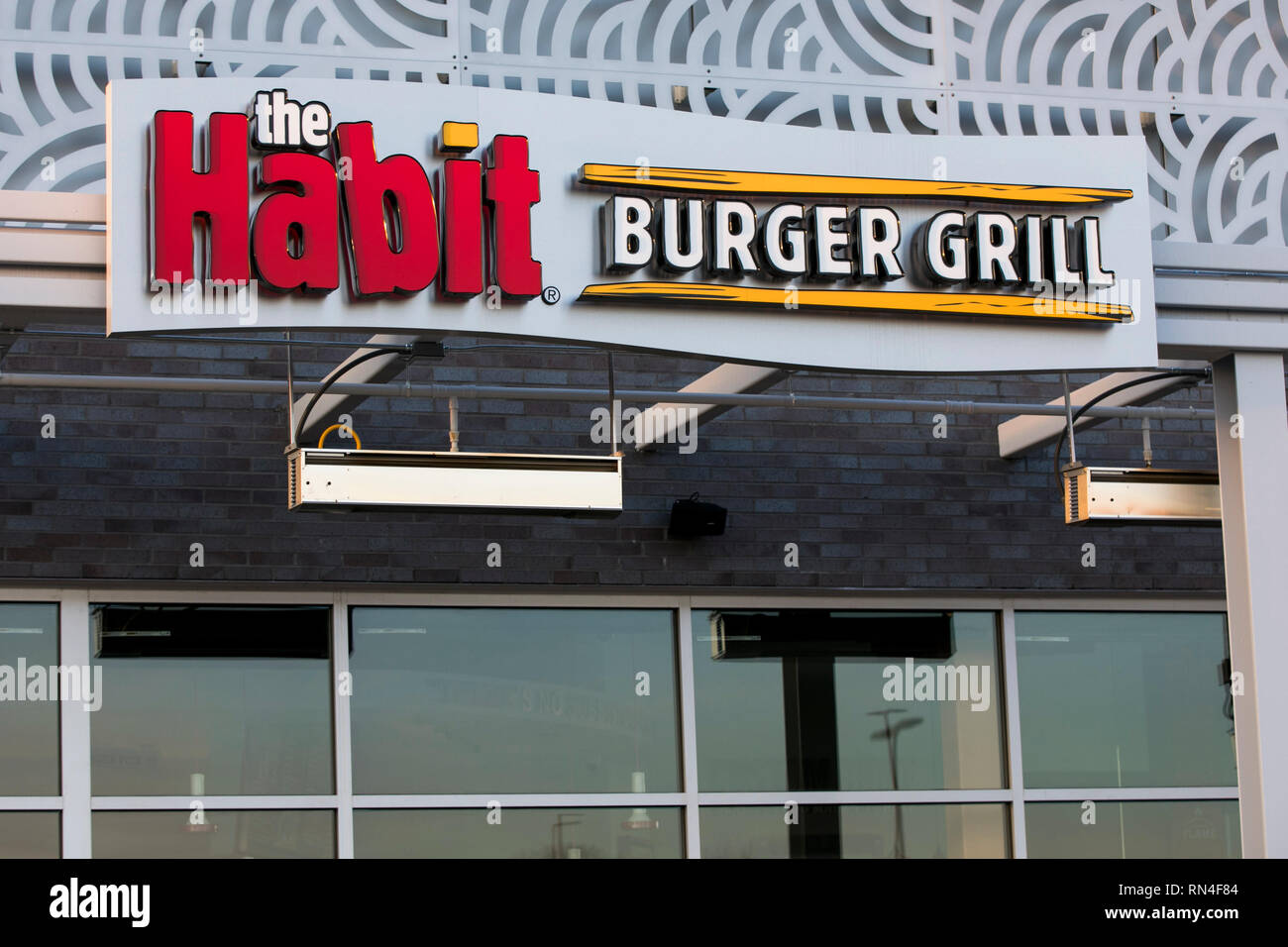 Un logotipo cartel fuera de una costumbre Burger Grill restaurante ubicación en Chantilly, Virginia el 14 de febrero de 2019 Foto de stock