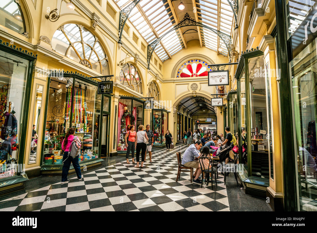 El 3 de enero de 2019, Melbourne, Australia : vista interior de la Royal Arcade con personas en Melbourne Australia Foto de stock