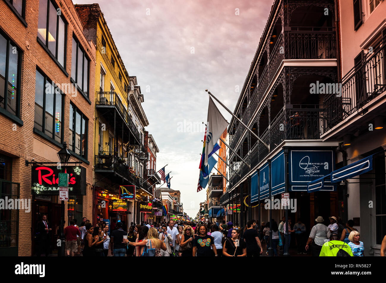 Bourbon Street, el Barrio Francés de Nueva Orleans, Luisiana, Estados Unidos de América Foto de stock