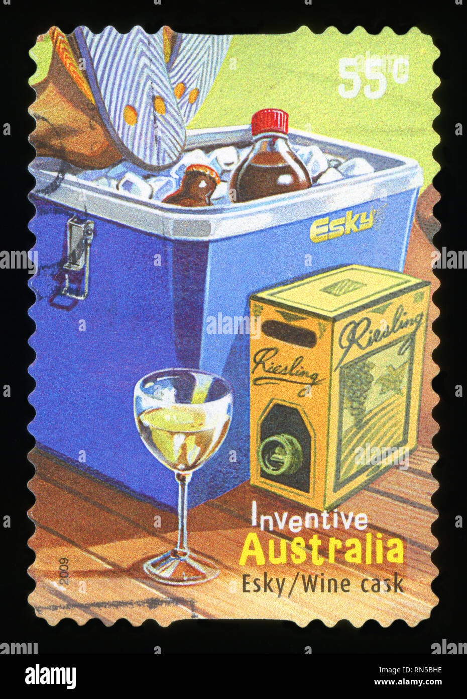 AUSTRALIA - circa 2009 : un sello impreso en Australia muestra inventos de Australia tonel de vino español, circa 2009. Foto de stock