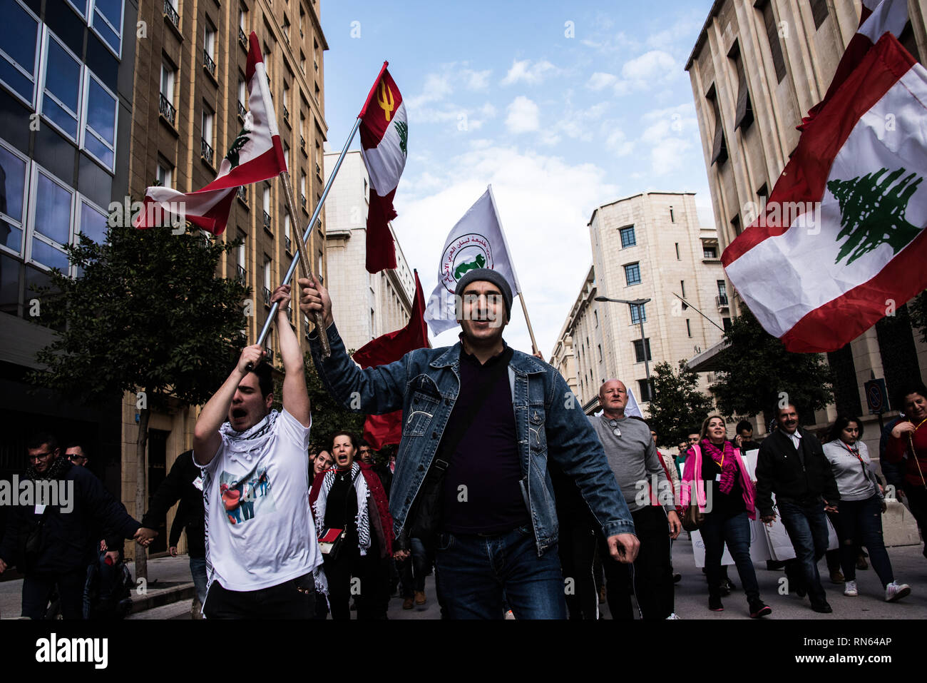 Beirut, Líbano. 17 Feb, 2019. Los ciudadanos de marzo a través de Beirut en protesta por la desigualdad económica, y la desoladora falta de servicios públicos básicos en el Líbano. Piden una estructura gubernamental no seculares, decentes, servicios públicos y poner fin a la corrupción, que dicen que van a estar saliendo cada dos semanas para pacíficamente ejercer presión sobre un statu quo que ha sido insoportable para demasiado largo. Beirut, Líbano, 17 de febrero de 2019. Crédito: Elizabeth/Fitt Alamy Live News Foto de stock