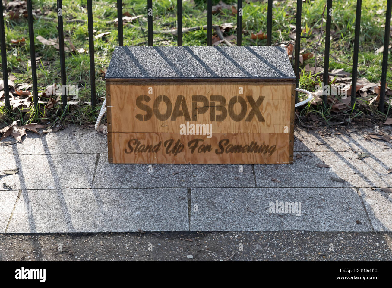 Londres, Reino Unido. 17 de febrero de 2019. Recién instalado Soapboxes suministrados por los Royal Parks colocado cerca de la entrada de la esquina de los oradores, el hablar en público en la esquina noreste de Hyde Park. Crédito: Guy Corbishley/Alamy Live News Foto de stock