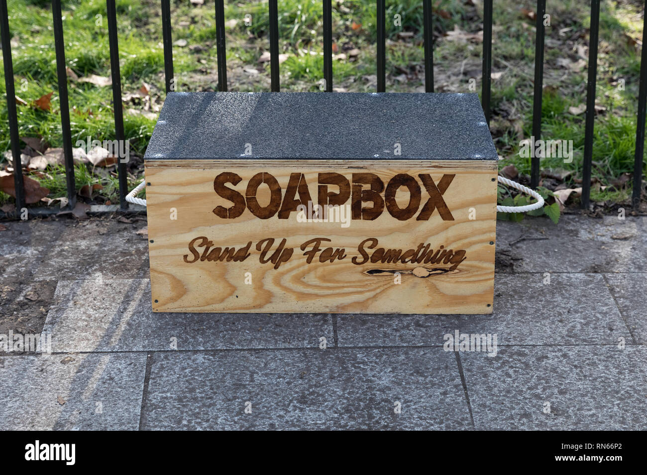 Londres, Reino Unido. 17 de febrero de 2019. Recién instalado Soapboxes suministrados por los Royal Parks colocado cerca de la entrada de la esquina de los oradores, el hablar en público en la esquina noreste de Hyde Park. Crédito: Guy Corbishley/Alamy Live News Foto de stock