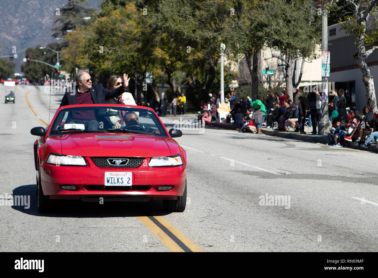 Pasadena, el condado de Los Angeles, California, Estados Unidos. 16 Feb 2019. - 37º Desfile Anual de la historia de los negros y el festival que celebra el patrimonio y la Cultura Negra. La comunidad y las ciudades circundantes se unió a la celebración participando y viendo el desfile que había celebridades, políticos, activistas, clubes y niños de todas las edades a partir de los diferentes niveles escolares. El Alcalde de Pasadena Terry Tornek Crédito: Jesse Watrous/Alamy Live News Foto de stock