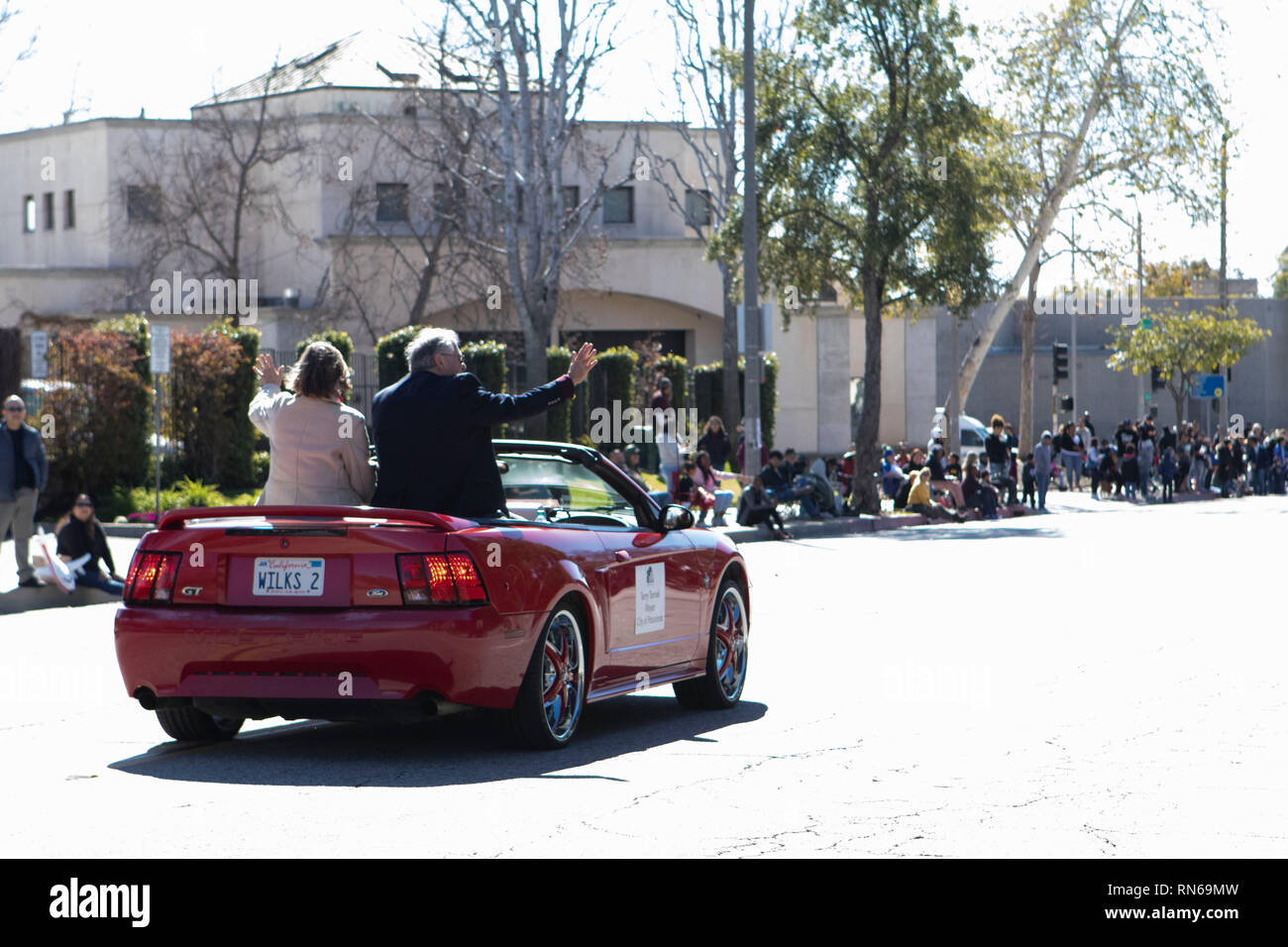 Pasadena, el condado de Los Angeles, California, Estados Unidos. 16 Feb 2019. - 37º Desfile Anual de la historia de los negros y el festival que celebra el patrimonio y la Cultura Negra. La comunidad y las ciudades circundantes se unió a la celebración participando y viendo el desfile que había celebridades, políticos, activistas, clubes y niños de todas las edades a partir de los diferentes niveles escolares. El Alcalde de Pasadena Terry Tornek Crédito: Jesse Watrous/Alamy Live News Foto de stock