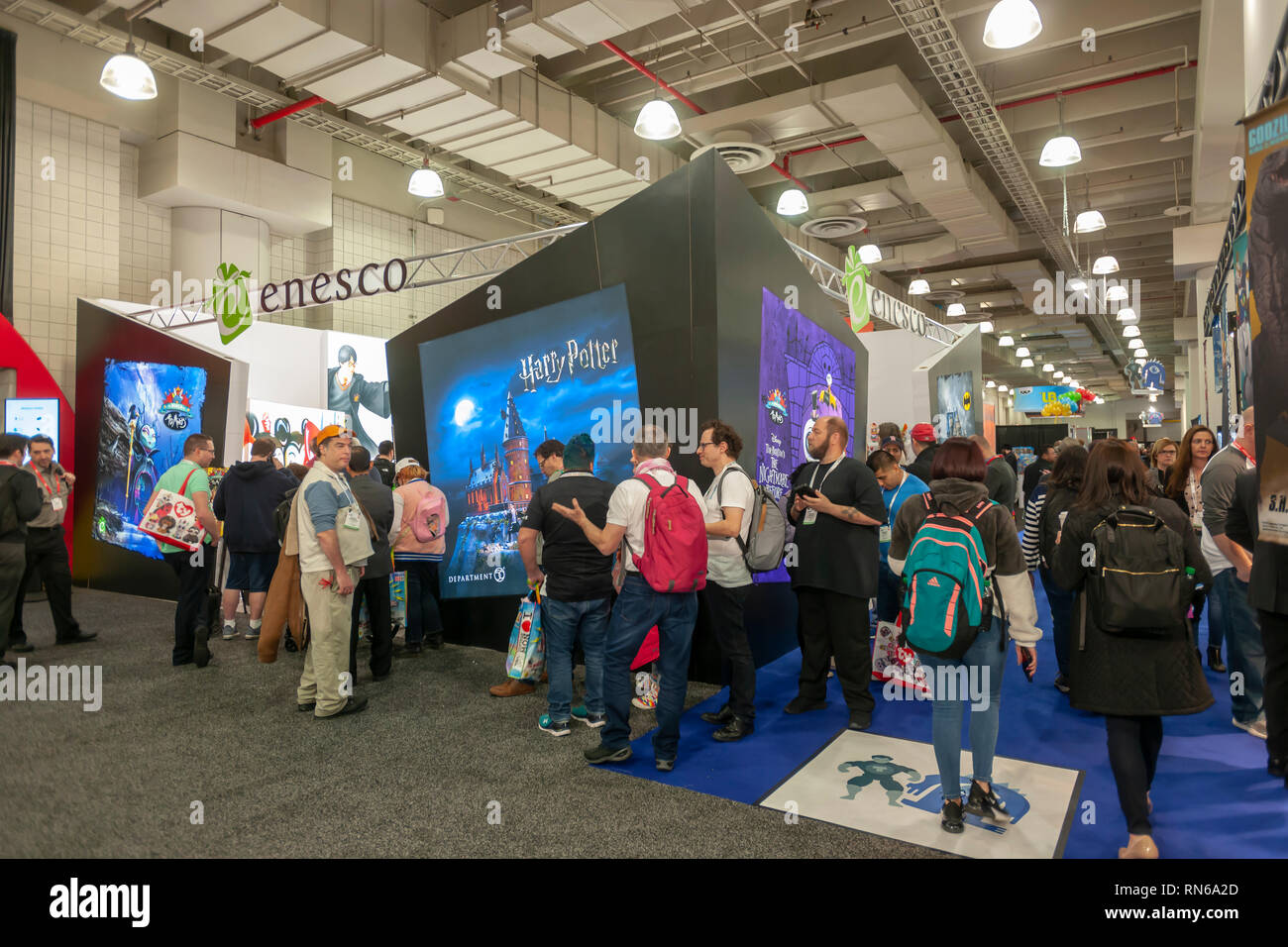 Nueva York, Estados Unidos. 17 Feb, 2019. Los visitantes se alinean para  introducir la Enesco stand en la 116a North American International Toy Fair  en el Jacob Javits Convention Center de Nueva