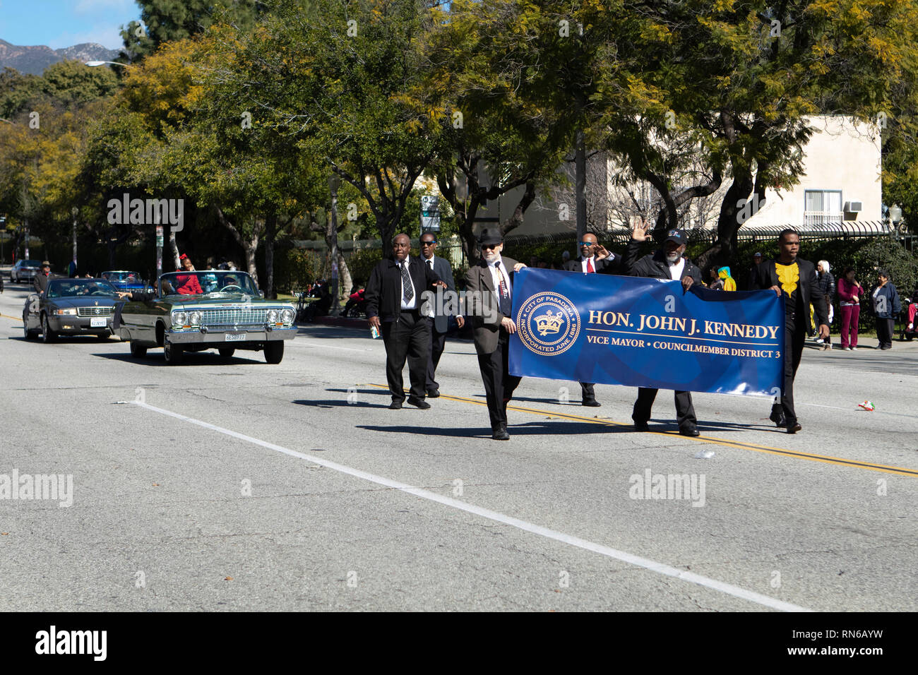 Pasadena, el condado de Los Angeles, California, Estados Unidos. 16 Feb 2019. - 37º Desfile Anual de la historia de los negros y el festival que celebra el patrimonio y la Cultura Negra. La comunidad y las ciudades circundantes se unió a la celebración participando y viendo el desfile que había celebridades, políticos, activistas, clubes y niños de todas las edades a partir de los diferentes niveles escolares. Crédito: Jesse Watrous/Alamy Live News Foto de stock