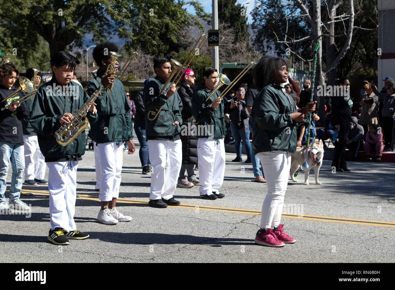 Pasadena, el condado de Los Angeles, California, Estados Unidos. 16 Feb 2019. - 37º Desfile Anual de la historia de los negros y el festival que celebra el patrimonio y la Cultura Negra. La comunidad y las ciudades circundantes se unió a la celebración participando y viendo el desfile que había celebridades, políticos, activistas, clubes y niños de todas las edades a partir de los diferentes niveles escolares. Eliot Jr. High School Band y orquesta de crédito: Jesse Watrous/Alamy Live News Foto de stock