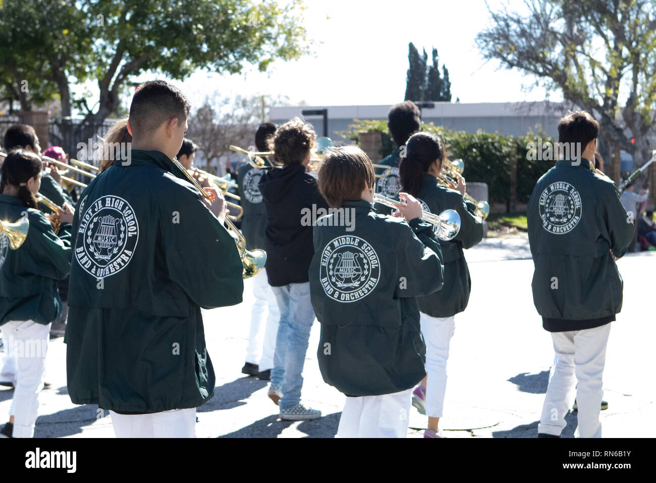 Pasadena, el condado de Los Angeles, California, Estados Unidos. 16 Feb 2019. - 37º Desfile Anual de la historia de los negros y el festival que celebra el patrimonio y la Cultura Negra. La comunidad y las ciudades circundantes se unió a la celebración participando y viendo el desfile que había celebridades, políticos, activistas, clubes y niños de todas las edades a partir de los diferentes niveles escolares. Eliot Jr. High School Band y orquesta de crédito: Jesse Watrous/Alamy Live News Foto de stock