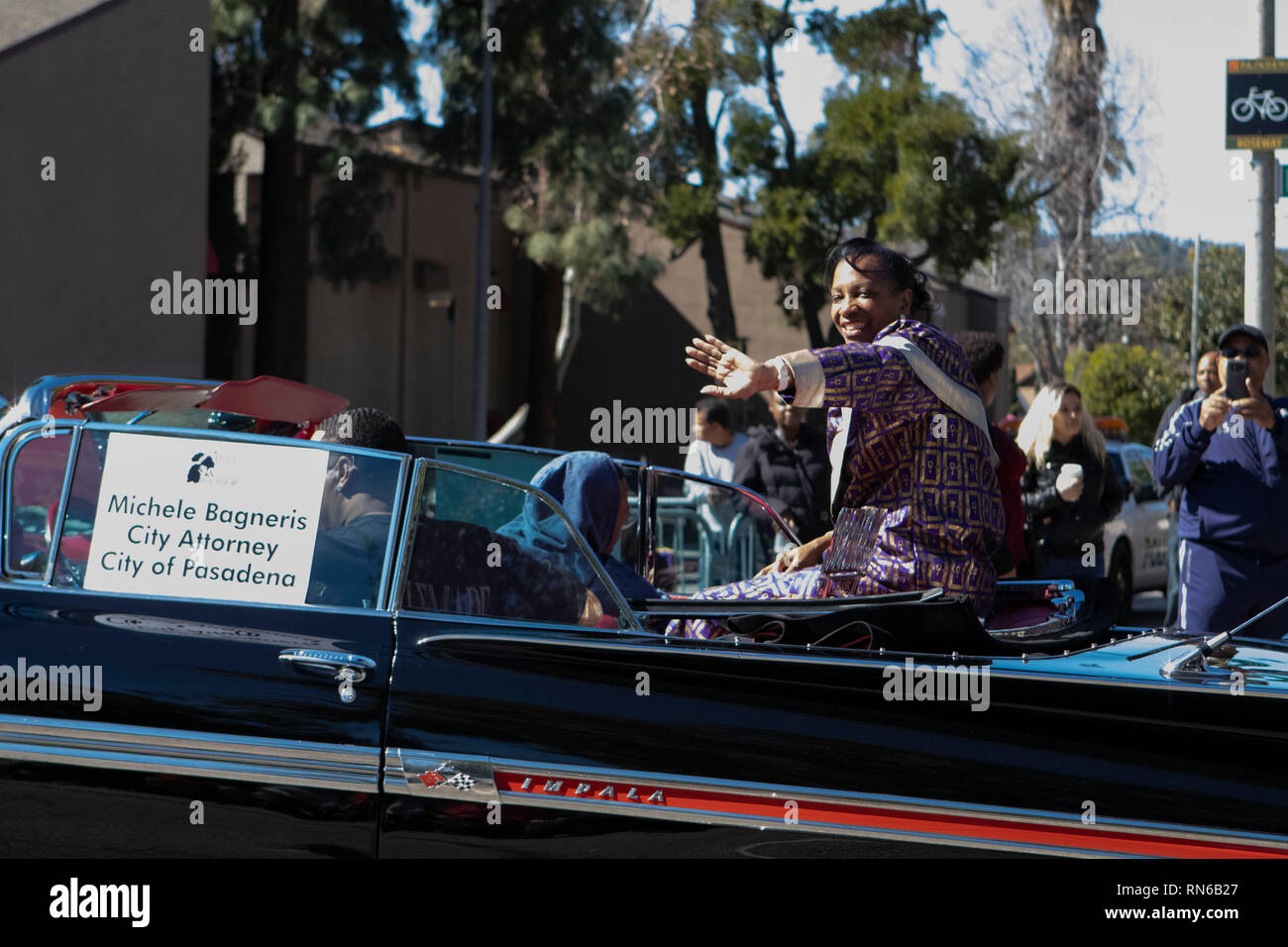 Pasadena, el condado de Los Angeles, California, Estados Unidos. 16 Feb 2019. - 37º Desfile Anual de la historia de los negros y el festival que celebra el patrimonio y la Cultura Negra. La comunidad y las ciudades circundantes se unió a la celebración participando y viendo el desfile que había celebridades, políticos, activistas, clubes y niños de todas las edades a partir de los diferentes niveles escolares. Crédito: Jesse Watrous/Alamy Live News Foto de stock