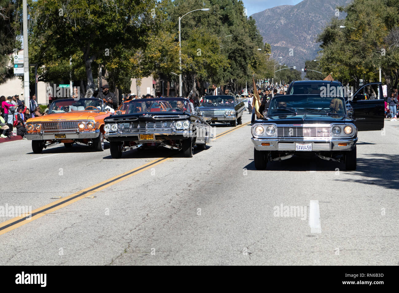 Pasadena, el condado de Los Angeles, California, Estados Unidos. 16 Feb 2019. - 37º Desfile Anual de la historia de los negros y el festival que celebra el patrimonio y la Cultura Negra. La comunidad y las ciudades circundantes se unió a la celebración participando y viendo el desfile que había celebridades, políticos, activistas, clubes y niños de todas las edades a partir de los diferentes niveles escolares. Celebrity Guest Jackie mucho crédito: Jesse Watrous/Alamy Live News Foto de stock