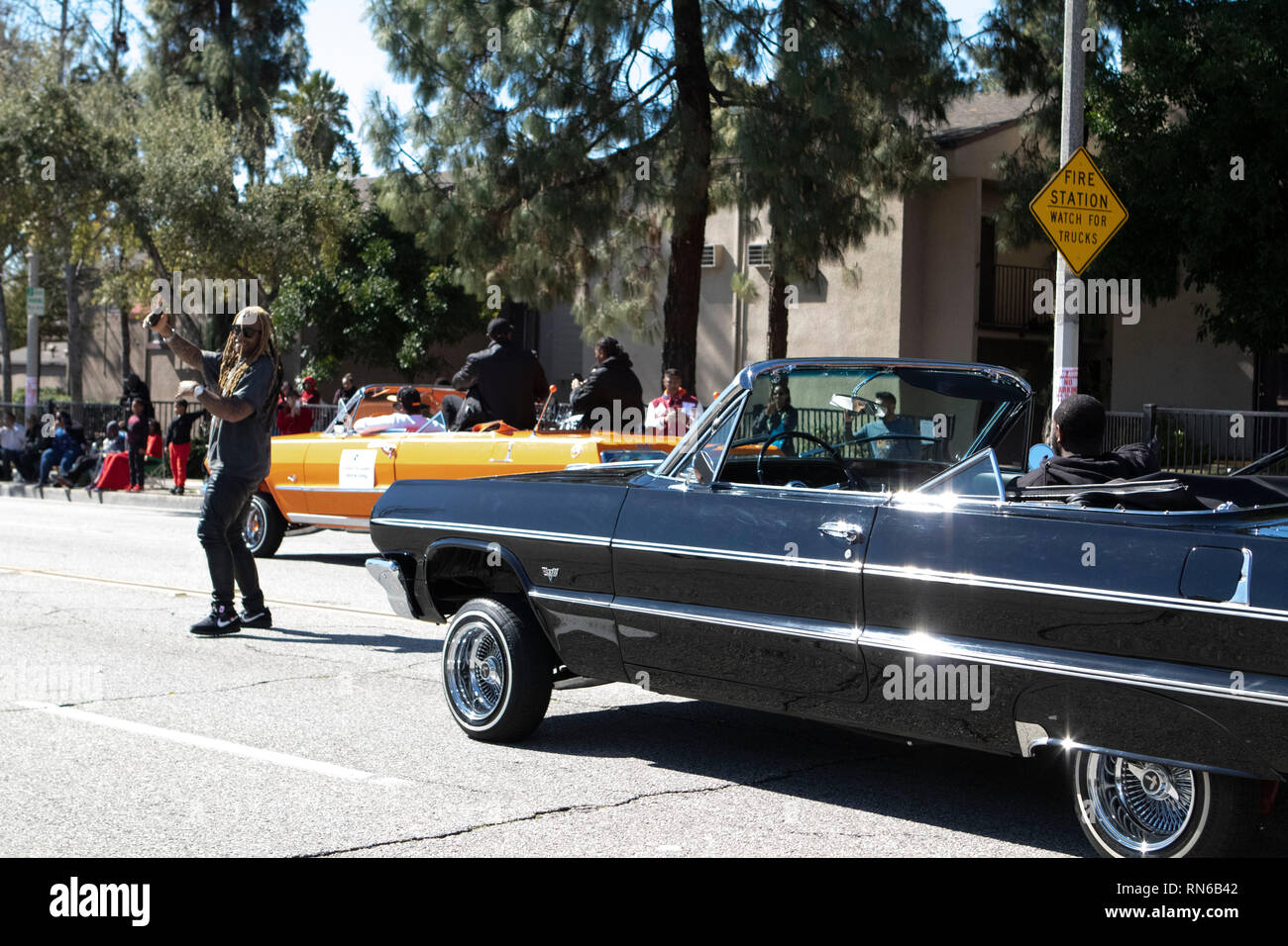 Pasadena, el condado de Los Angeles, California, Estados Unidos. 16 Feb 2019. - 37º Desfile Anual de la historia de los negros y el festival que celebra el patrimonio y la Cultura Negra. La comunidad y las ciudades circundantes se unió a la celebración participando y viendo el desfile que había celebridades, políticos, activistas, clubes y niños de todas las edades a partir de los diferentes niveles escolares. Celebrity Guest Jackie mucho crédito: Jesse Watrous/Alamy Live News Foto de stock