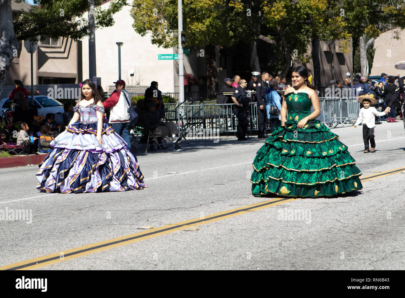 Pasadena, el condado de Los Angeles, California, Estados Unidos. 16 Feb 2019. - 37º Desfile Anual de la historia de los negros y el festival que celebra el patrimonio y la Cultura Negra. La comunidad y las ciudades circundantes se unió a la celebración participando y viendo el desfile que había celebridades, políticos, activistas, clubes y niños de todas las edades a partir de los diferentes niveles escolares. Crédito: Jesse Watrous/Alamy Live News Foto de stock