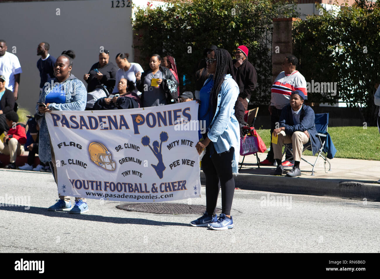 Pasadena, el condado de Los Angeles, California, Estados Unidos. 16 Feb 2019. - 37º Desfile Anual de la historia de los negros y el festival que celebra el patrimonio y la Cultura Negra. La comunidad y las ciudades circundantes se unió a la celebración participando y viendo el desfile que había celebridades, políticos, activistas, clubes y niños de todas las edades a partir de los diferentes niveles escolares. Pasadena ponis de Fútbol Juvenil y animar el crédito: Jesse Watrous/Alamy Live News Foto de stock