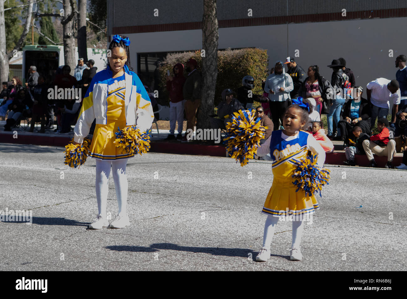 Pasadena, el condado de Los Angeles, California, Estados Unidos. 16 Feb 2019. - 37º Desfile Anual de la historia de los negros y el festival que celebra el patrimonio y la Cultura Negra. La comunidad y las ciudades circundantes se unió a la celebración participando y viendo el desfile que había celebridades, políticos, activistas, clubes y niños de todas las edades a partir de los diferentes niveles escolares. Pasadena ponis de Fútbol Juvenil y animar el crédito: Jesse Watrous/Alamy Live News Foto de stock