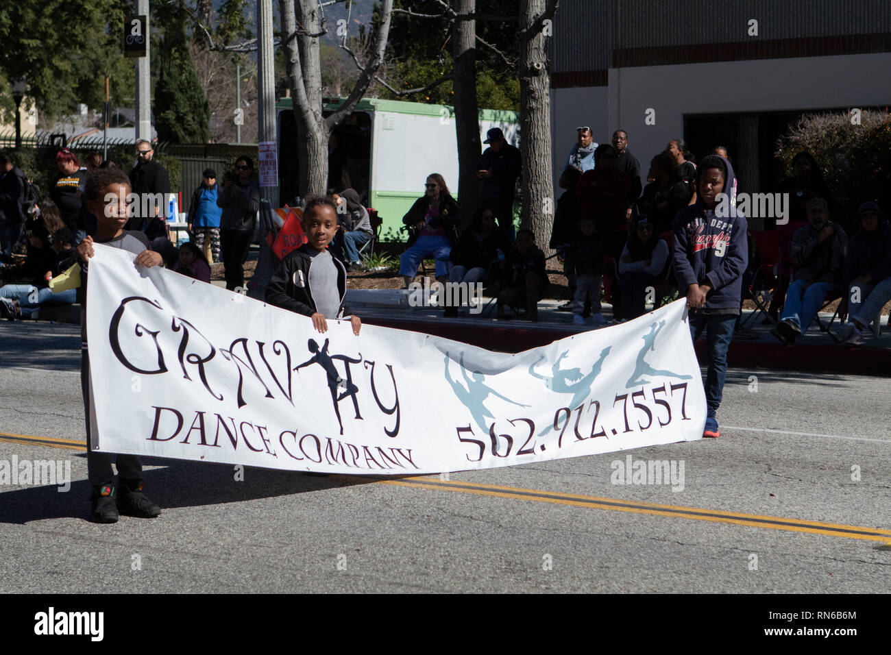 Pasadena, el condado de Los Angeles, California, Estados Unidos. 16 Feb 2019. - 37º Desfile Anual de la historia de los negros y el festival que celebra el patrimonio y la Cultura Negra. La comunidad y las ciudades circundantes se unió a la celebración participando y viendo el desfile que había celebridades, políticos, activistas, clubes y niños de todas las edades a partir de los diferentes niveles escolares. La Compañía de Baile de gravedad: Jesse Watrous Crédito/Alamy Live News Foto de stock