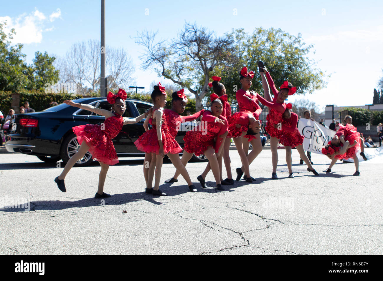 Pasadena, el condado de Los Angeles, California, Estados Unidos. 16 Feb 2019. - 37º Desfile Anual de la historia de los negros y el festival que celebra el patrimonio y la Cultura Negra. La comunidad y las ciudades circundantes se unió a la celebración participando y viendo el desfile que había celebridades, políticos, activistas, clubes y niños de todas las edades a partir de los diferentes niveles escolares. La Compañía de Baile de gravedad: Jesse Watrous Crédito/Alamy Live News Foto de stock