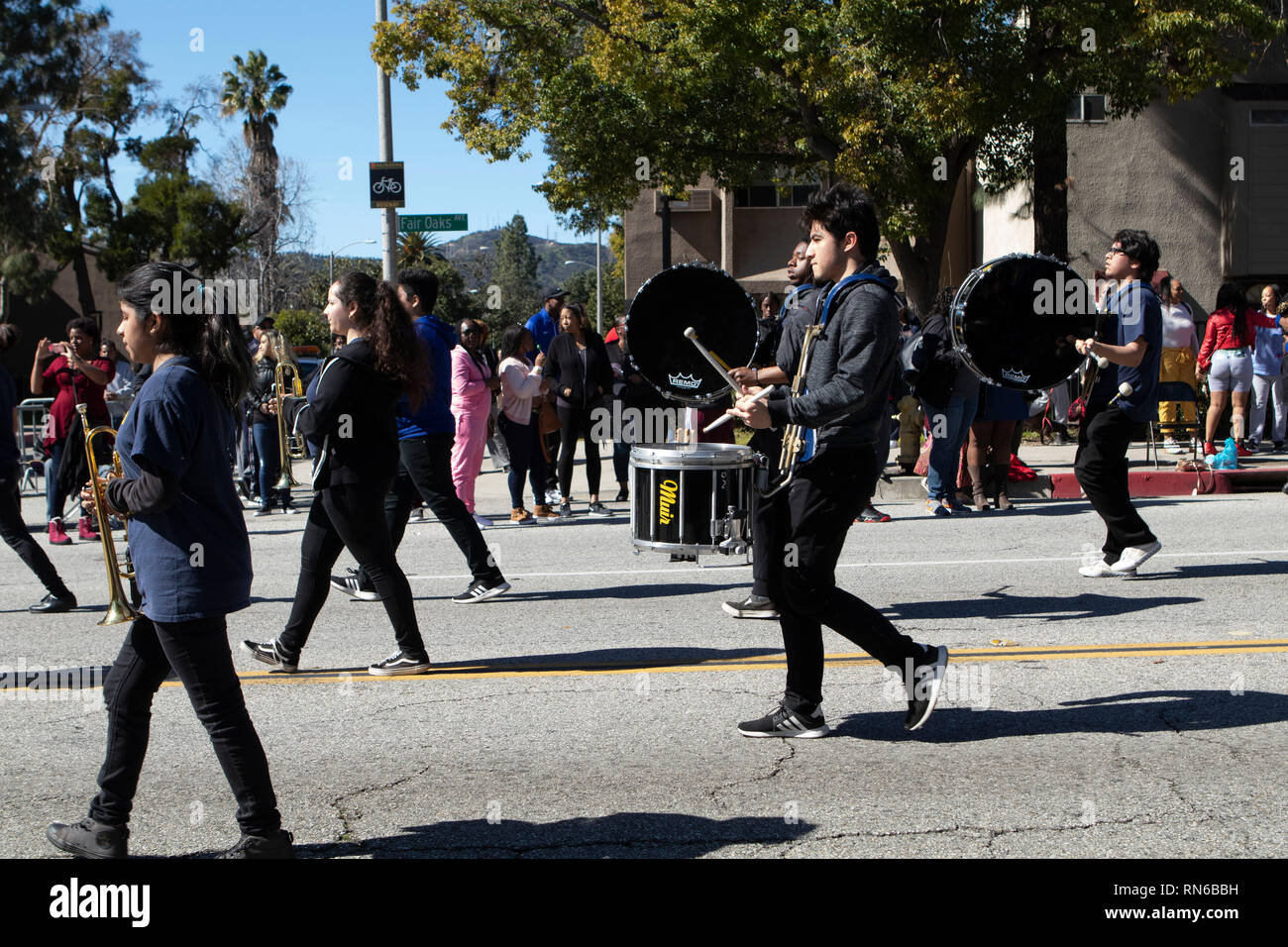 Pasadena, el condado de Los Angeles, California, Estados Unidos. 16 Feb 2019. - 37º Desfile Anual de la historia de los negros y el festival que celebra el patrimonio y la Cultura Negra. La comunidad y las ciudades circundantes se unió a la celebración participando y viendo el desfile que había celebridades, políticos, activistas, clubes y niños de todas las edades a partir de los diferentes niveles escolares. Crédito: Jesse Watrous/Alamy Live News Foto de stock