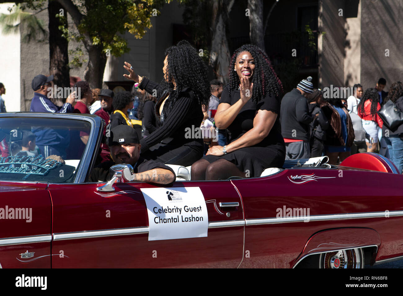 Pasadena, el condado de Los Angeles, California, Estados Unidos. 16 Feb 2019. - 37º Desfile Anual de la historia de los negros y el festival que celebra el patrimonio y la Cultura Negra. La comunidad y las ciudades circundantes se unió a la celebración participando y viendo el desfile que había celebridades, políticos, activistas, clubes y niños de todas las edades a partir de los diferentes niveles escolares. Celebrity Guest Chantal Lashon Crédito: Jesse Watrous/Alamy Live News Foto de stock