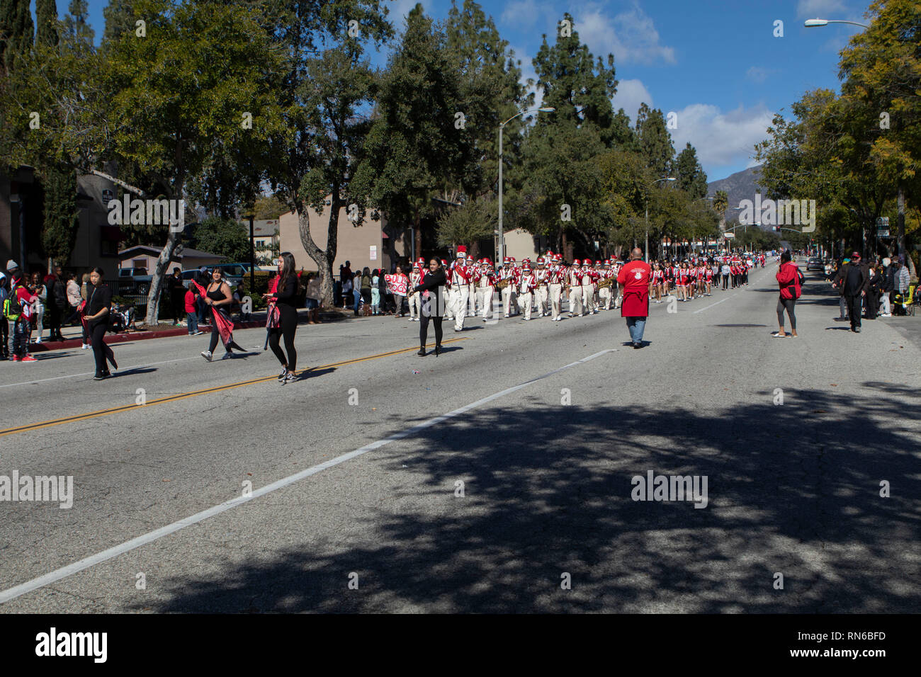 Pasadena, el condado de Los Angeles, California, Estados Unidos. 16 Feb 2019. - 37º Desfile Anual de la historia de los negros y el festival que celebra el patrimonio y la Cultura Negra. La comunidad y las ciudades circundantes se unió a la celebración participando y viendo el desfile que había celebridades, políticos, activistas, clubes y niños de todas las edades a partir de los diferentes niveles escolares. El PHS Pasadena High School Crédito: Jesse Watrous/Alamy Live News Foto de stock