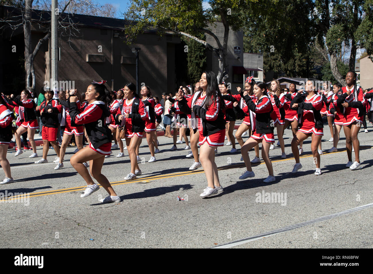 Pasadena, el condado de Los Angeles, California, Estados Unidos. 16 Feb 2019. - 37º Desfile Anual de la historia de los negros y el festival que celebra el patrimonio y la Cultura Negra. La comunidad y las ciudades circundantes se unió a la celebración participando y viendo el desfile que había celebridades, políticos, activistas, clubes y niños de todas las edades a partir de los diferentes niveles escolares. El PHS Pasadena High School Crédito: Jesse Watrous/Alamy Live News Foto de stock