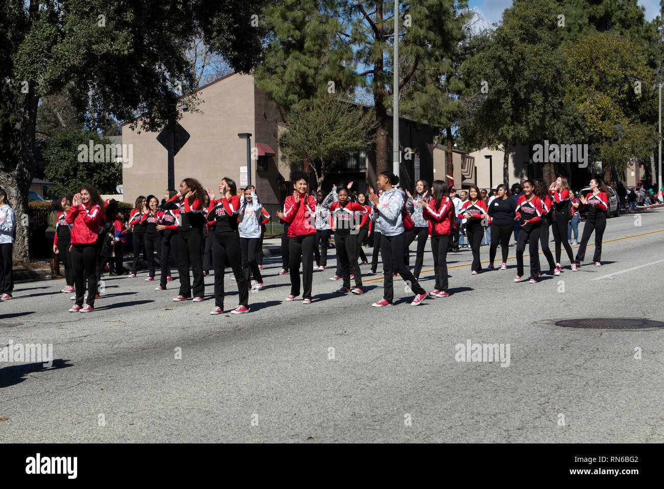 Pasadena, el condado de Los Angeles, California, Estados Unidos. 16 Feb 2019. - 37º Desfile Anual de la historia de los negros y el festival que celebra el patrimonio y la Cultura Negra. La comunidad y las ciudades circundantes se unió a la celebración participando y viendo el desfile que había celebridades, políticos, activistas, clubes y niños de todas las edades a partir de los diferentes niveles escolares. El PHS Pasadena High School Crédito: Jesse Watrous/Alamy Live News Foto de stock