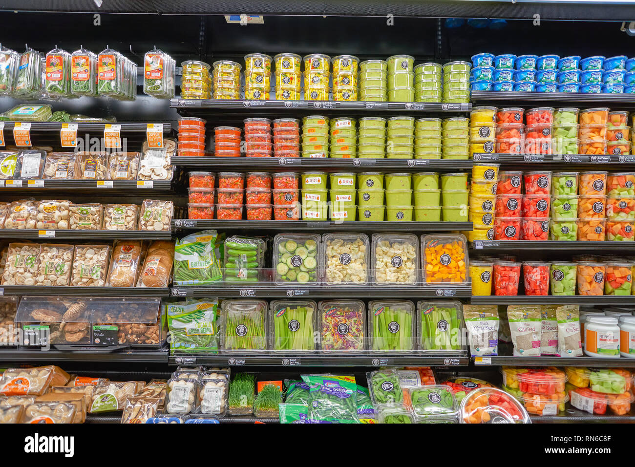 CHICAGO, IL - CIRCA MARZO, 2016: dentro de Whole Foods Market. Whole Foods  Market Inc. es una cadena de supermercados Americana exclusivamente con  alimentos wi Fotografía de stock - Alamy