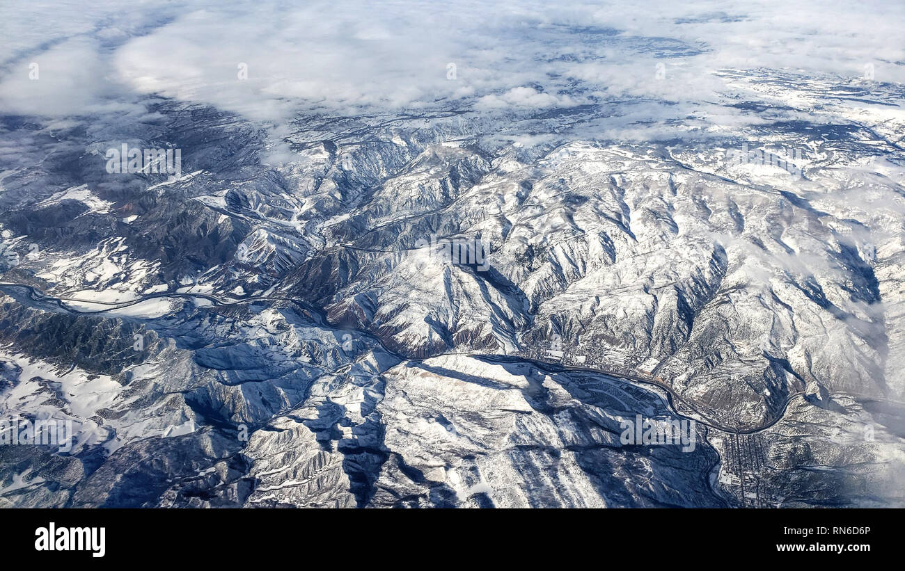 Impresionante vista aérea de imponentes montañas nevadas en Colorado, EE.UU. Foto de stock
