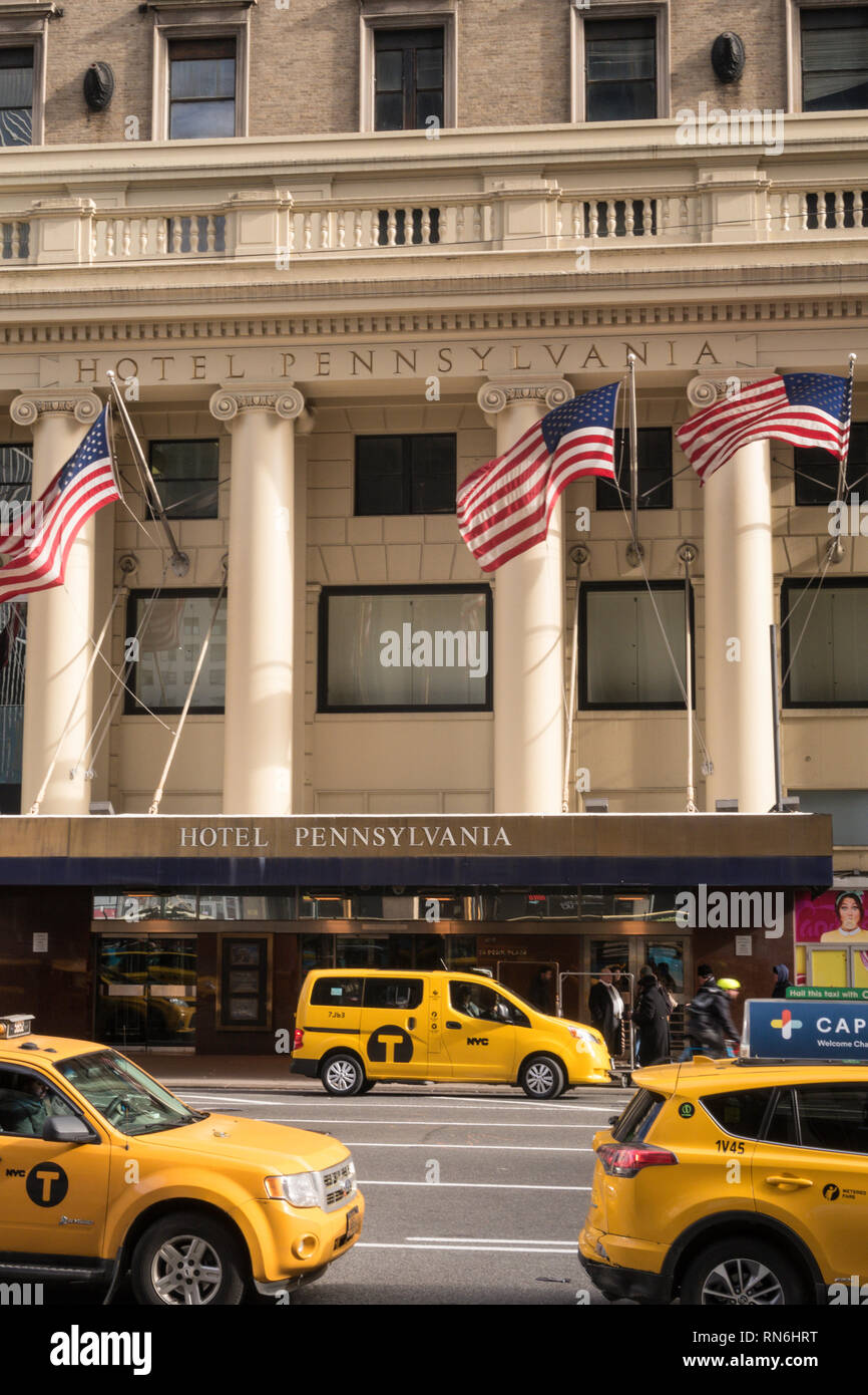 Los taxis en frente del Hotel Pennsylvania, Seventh Avenue, Nueva York, EE.UU. Foto de stock