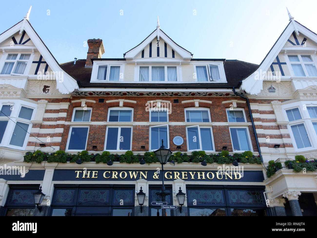 La corona y el Greyhound public house en Dulwich Village, al sur de Londres Foto de stock