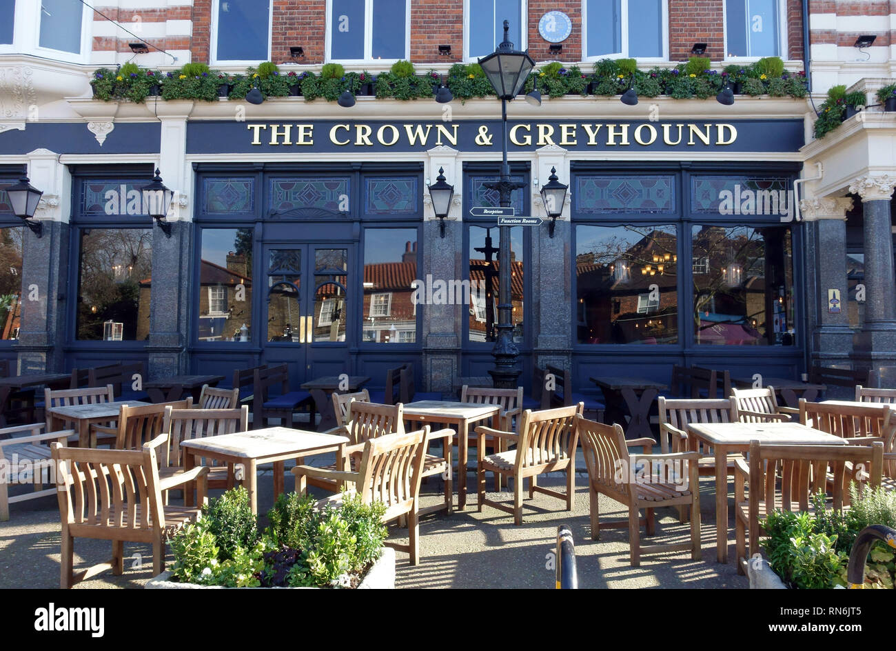 La corona y el Greyhound public house en Dulwich Village, al sur de Londres Foto de stock