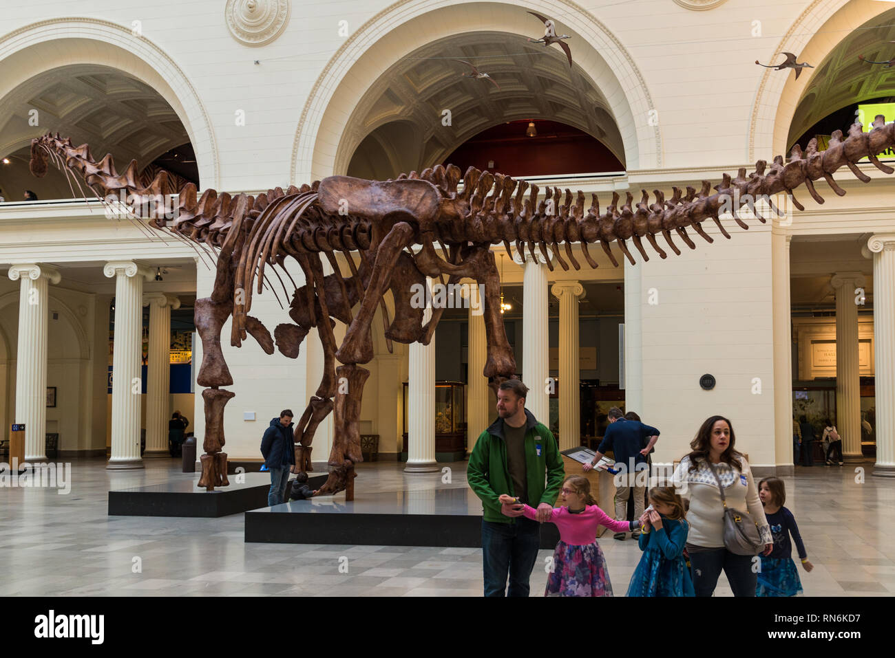 Familia delante de Máximo Titanosaur Patagotitan mayorum, el mayor