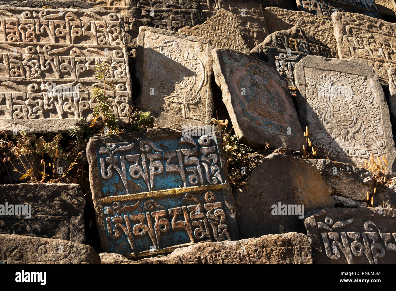 Nepal, Namche Bazaar, piedras de pared Mani budista tibetano mantras graba con Script Foto de stock