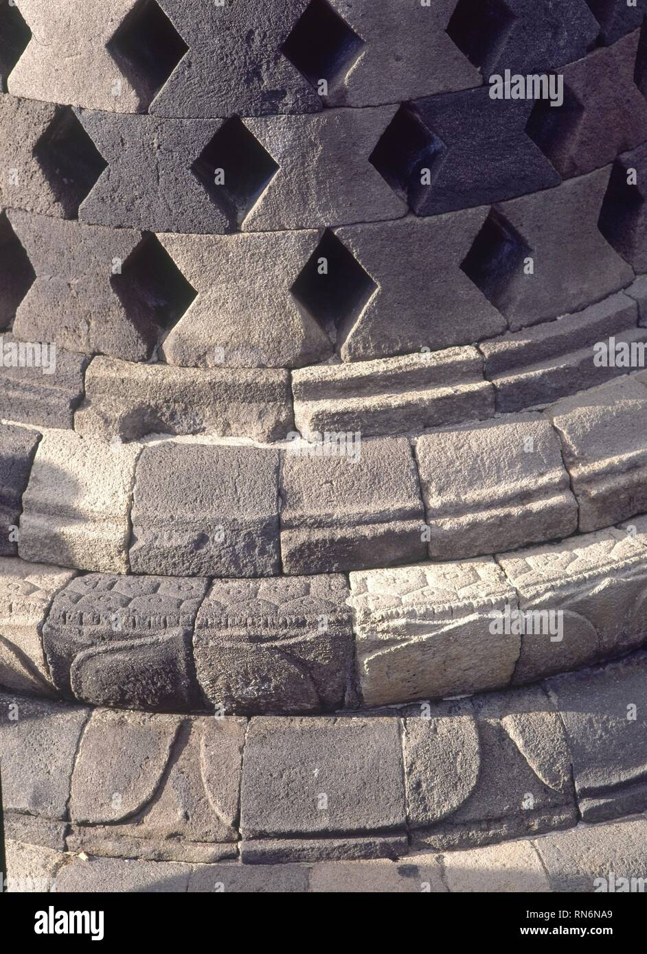STUPA DEL TEMPLO DE BOROBUDUR- santuario budista- S IX- DECORACION GEOMÉTRICA- (DET). Ubicación: YOGYAKARTA-Borobudur. Java. INDONESIA. Foto de stock