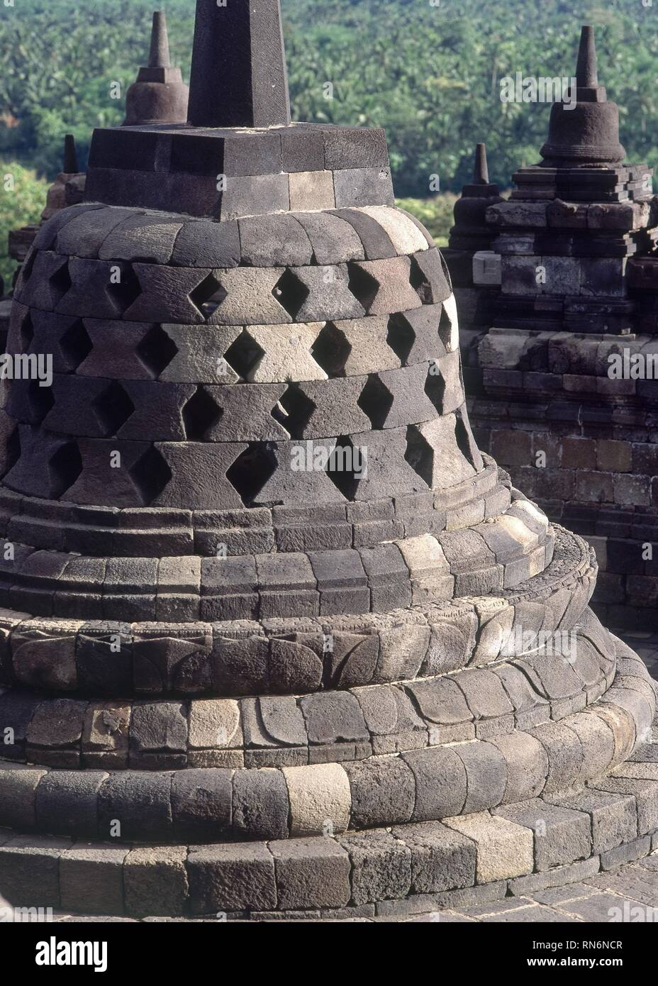 STUPA DEL TEMPLO DE BOROBUDUR- santuario budista- S IX. Ubicación: YOGYAKARTA-Borobudur. Java. INDONESIA. Foto de stock