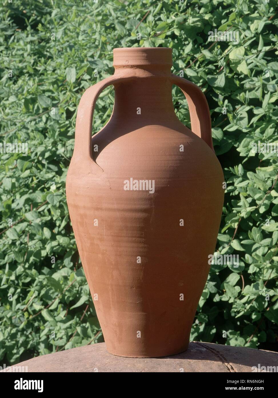 Cantaro de barro fotografías e imágenes de alta resolución - Alamy