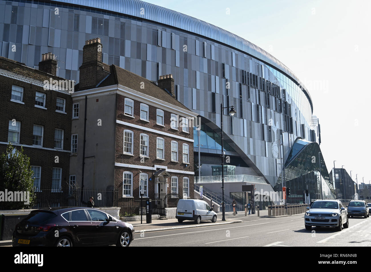 Tottenham Londres Reino Unido de febrero de 2019 - El nuevo estadio de Tottenham Hotspur torres por encima de los edificios circundantes incluyendo Percy Casa en la High Rd Foto de stock