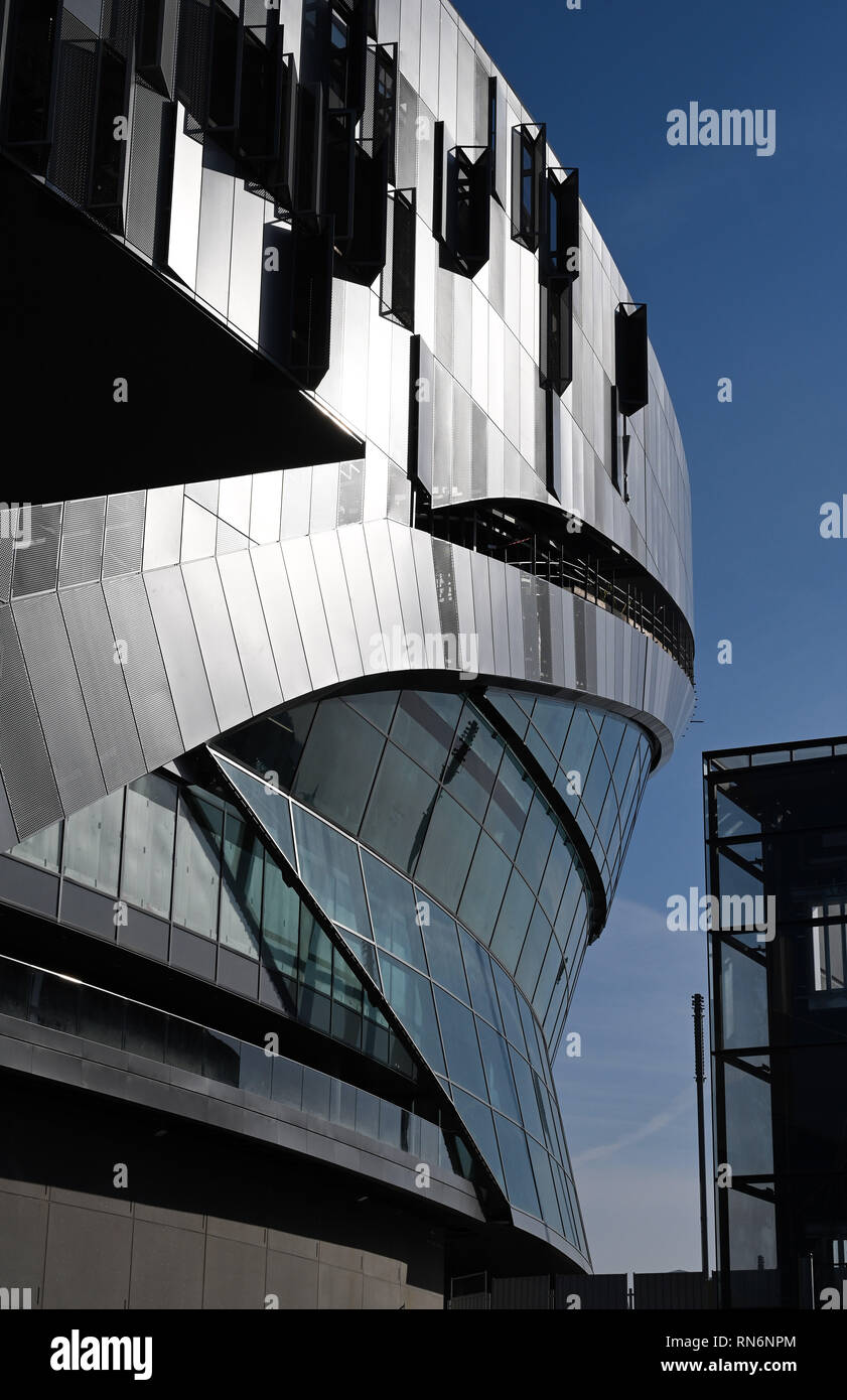 Tottenham, Londres, Reino Unido el 17 de febrero de 2019 - El nuevo estadio de Tottenham Hotspur torres por encima de los edificios circundantes en Tottenham High Road. Foto de stock