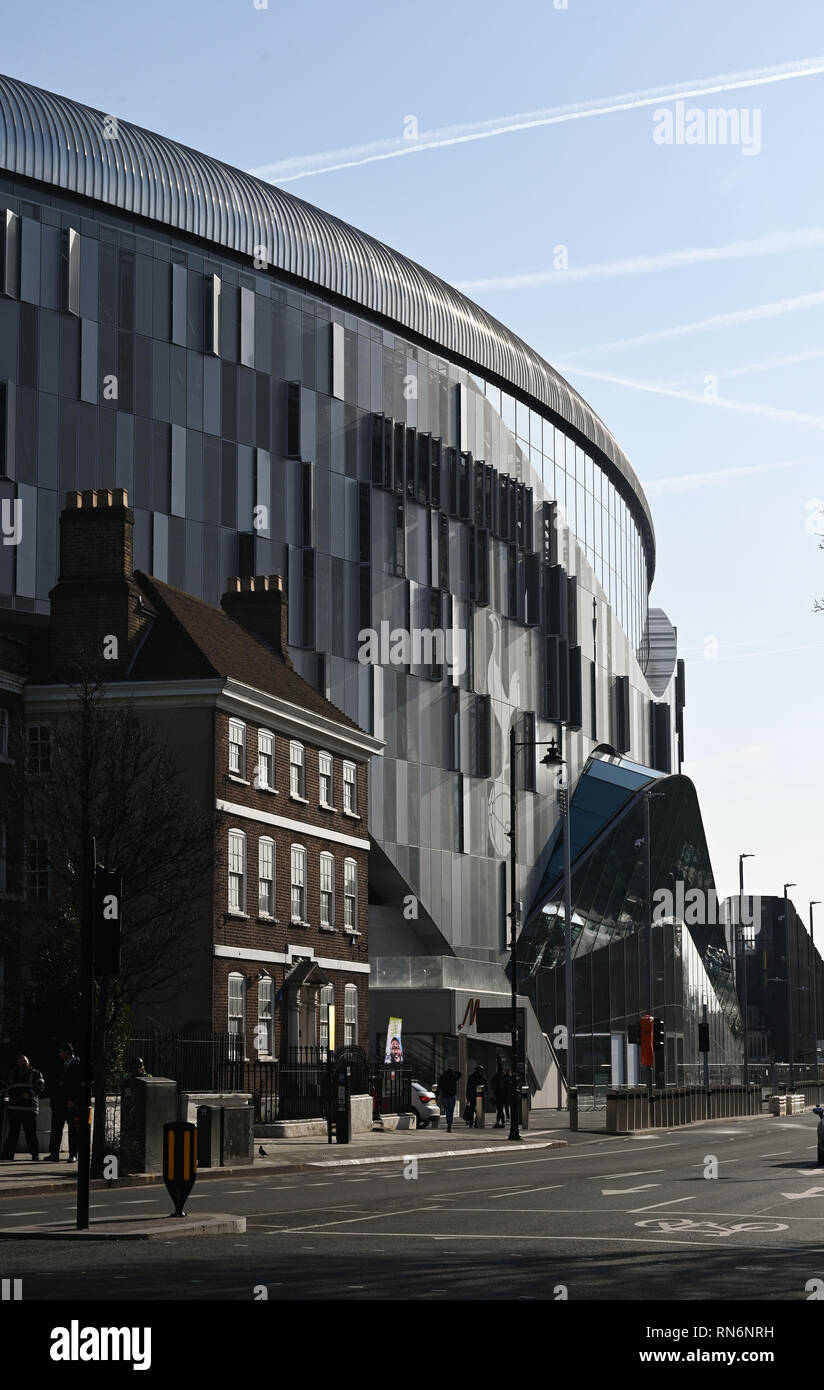 Tottenham Londres Reino Unido de febrero de 2019 - El nuevo estadio de Tottenham Hotspur torres por encima de los edificios circundantes incluyendo Percy Casa en la High Rd Foto de stock