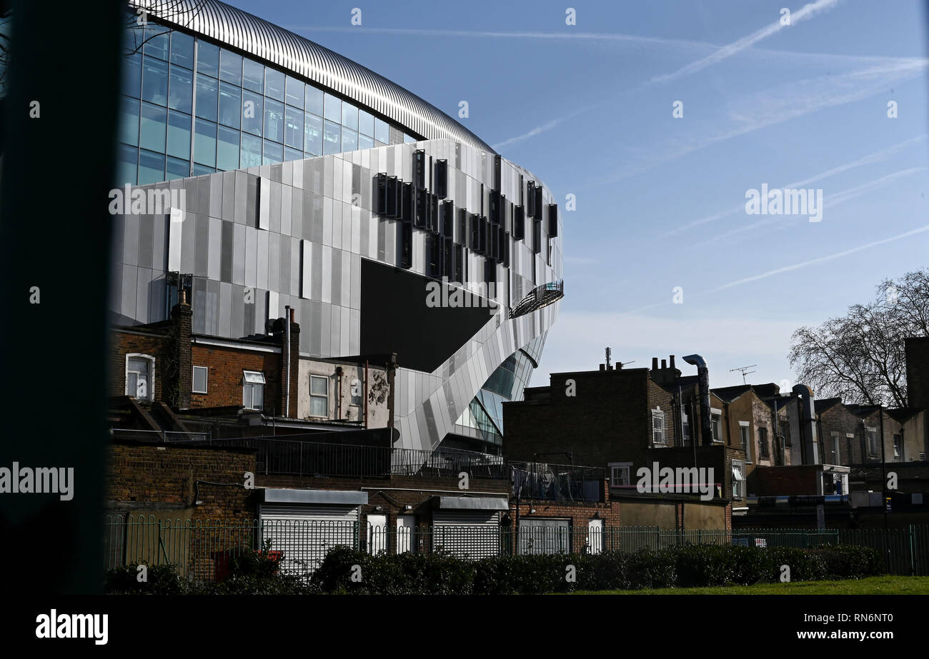 Tottenham, Londres, Reino Unido el 17 de febrero de 2019 - El nuevo estadio de Tottenham Hotspur torres por encima de los edificios circundantes en Tottenham High Road. Foto de stock